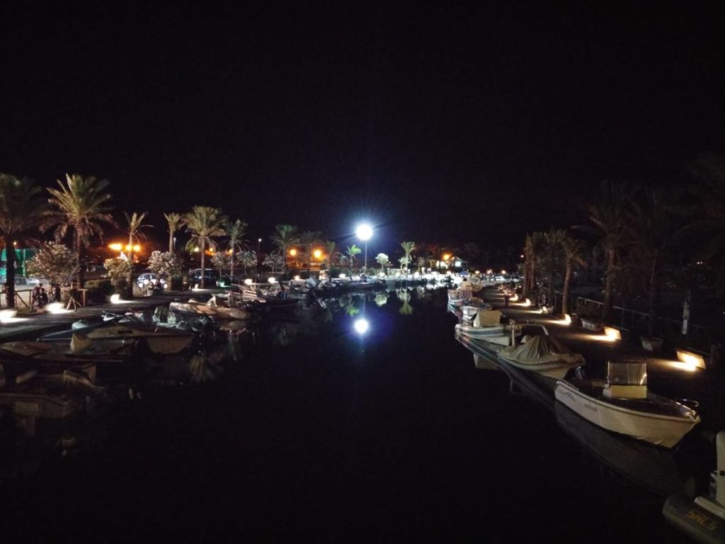 Porticciolo turistico, porto pino, barche, pescherecci, vista notte